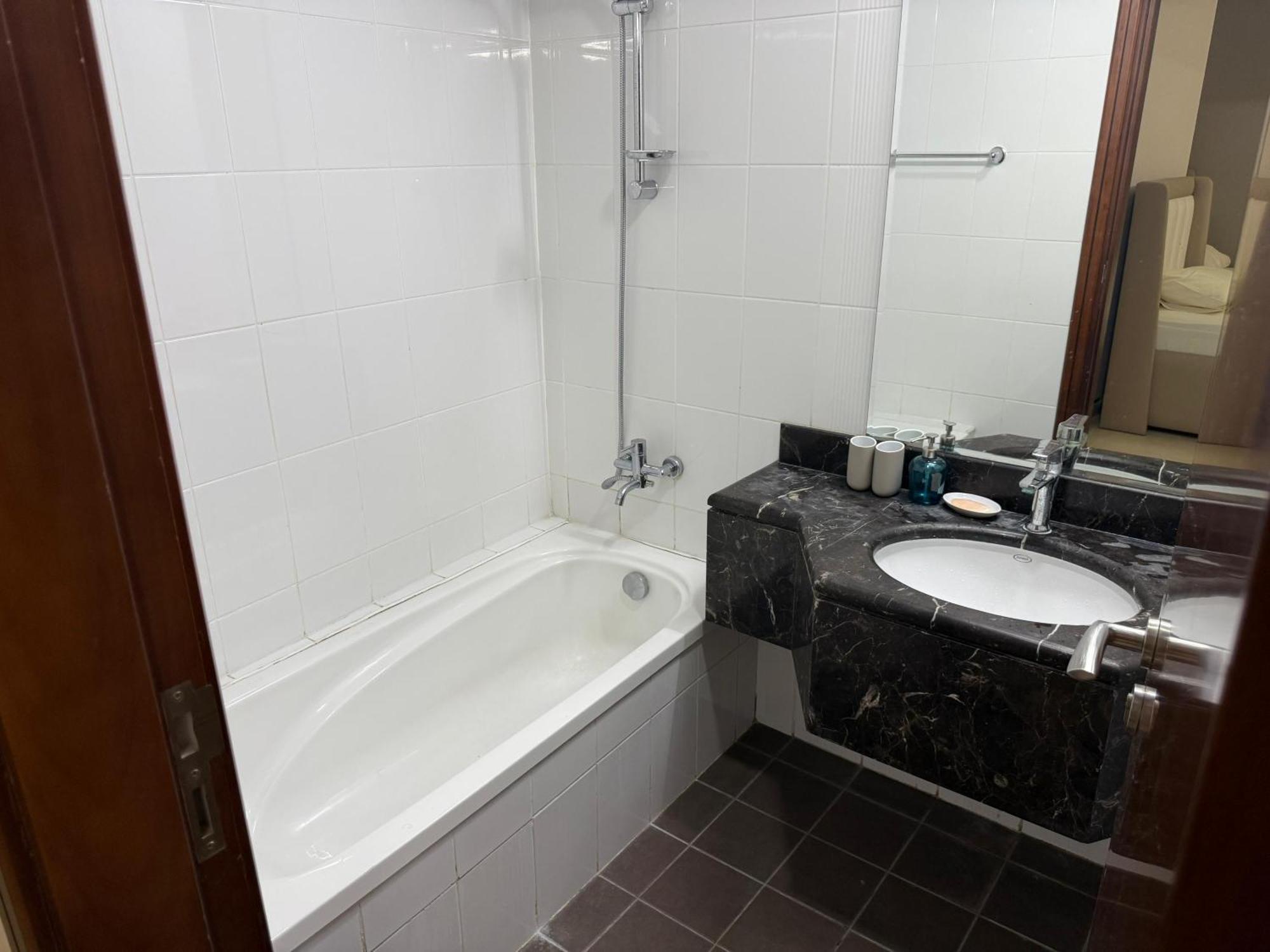 5 Min To Mall Downtown Dormitory M & F Gasthof Dubai